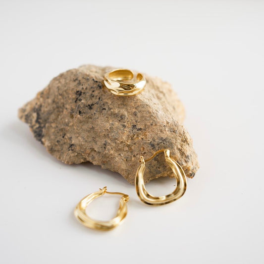 Can we wash our hands without removing our rings?
